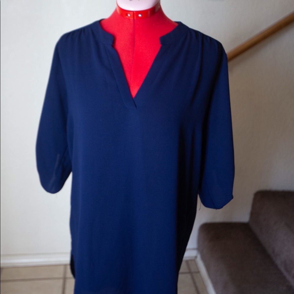 Long blouse, fits snug around the torso